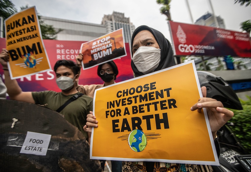 Bertepatan dengan Hari Bumi, anak muda dari sejumlah komunitas melakukan aksi iklim di depan Kementerian Investasi di Jakarta, Jumat, 22 April 2022. Mereka menuntut pemerintah untuk meninggalkan energi fosil dan fokus pada investasi energi berkelanjutan. Foto: Istimewa