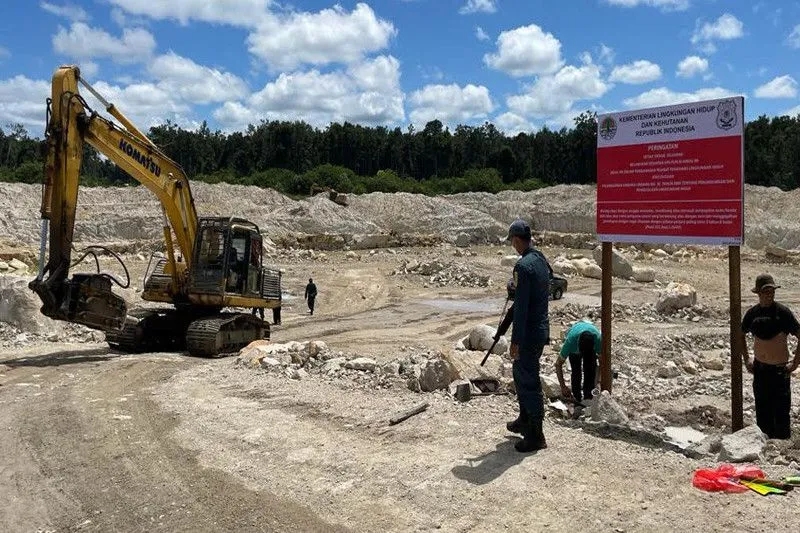 Personel Kantor Wilayah I Palangka Raya, Balai Gakkum LHK Kalimantan memasang papan berisi larangan aktivitas penambangan batu andesit PT SAS di Desa Hampangen Katingan, Rabu (18/5/2022)./Foto: Gakkum LHK Kalimantan Seksi Wilayah I Palangka Raya.