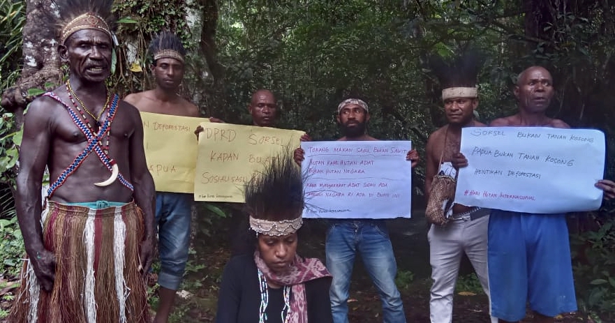 Masyarakat adat di Sorong Selatan menyerukan penegakan hukum terhadap perusahaan yang nekat beroperasi di kawasan hutan, meski izinnya sudah dicabut. Foto: Pusaka Bentala Rakyat