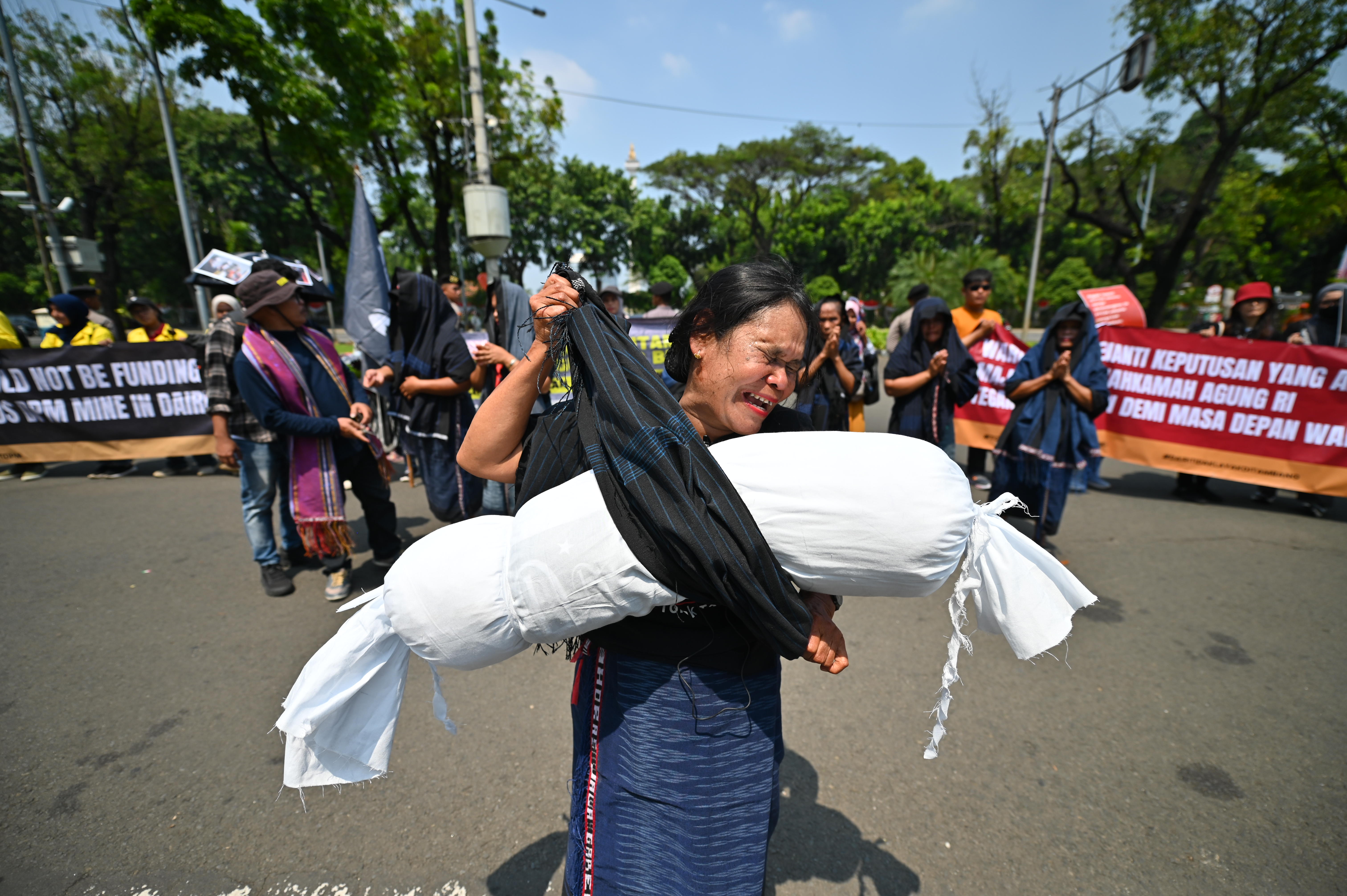 Warga Dairi menggelar aksi teatrikal ke MA terkait desakan pencabutan Kelayakan Lingkungan perusahaan tambang seng, PT Dairi Prima Coal (DPM). Foto: Jatam
